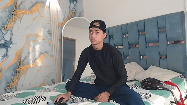 Snapshot of GOLD_BOYS chatting on April 20, 2026, 1:24 pm GOLD BOYS online show from April 20, 2026, 1:24 pm