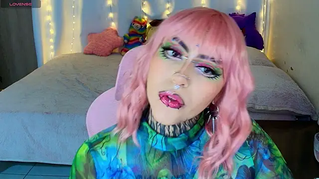 maliciaXpoison online show from May 17, 2026, 4:45 am