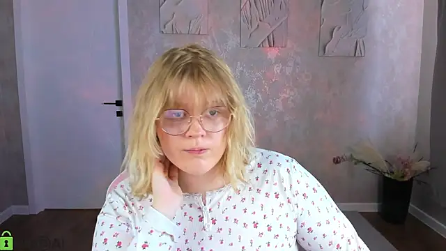 luna c0ra online show from April 22, 2026, 1:01 am