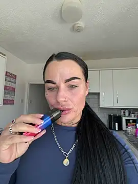 Snapshot of Darkfantisyx chatting on April 1, 2026, 2:25 pm Darkfantisyx online show from April 1, 2026, 2:25 pm