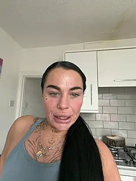 Snapshot of Darkfantisyx chatting on April 3, 2026, 1:39 pm Darkfantisyx online show from April 3, 2026, 1:39 pm