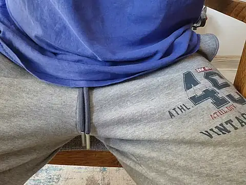 Snapshot of RetroWorth01 chatting on March 4, 2026, 8:44 am RetroWorth01 online show from March 4, 2026, 8:44 am