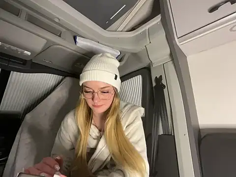 melanieTesss online show from February 18, 2026, 11:45 pm