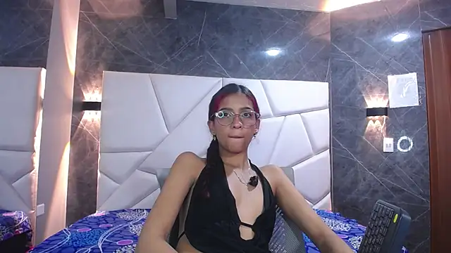 Snapshot of violet_angel13 chatting on April 13, 2026, 2:32 pm violet angel13 online show from April 13, 2026, 2:32 pm