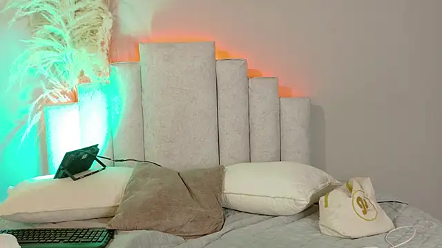 Sheinny brown1 online show from March 18, 2026, 8:10 pm