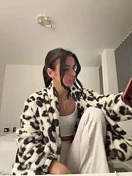 Snapshot of Amberbanxx chatting on April 2, 2026, 9:32 pm Amberbanxx online show from April 2, 2026, 9:32 pm