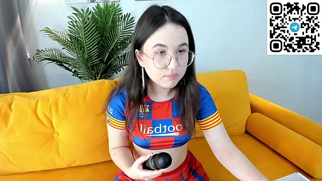 Snapshot of leylamirage chatting on July 6, 2026, 12:23 pm leylamirage online show from July 6, 2026, 12:23 pm