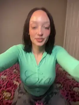 strwbrrymilk online show from April 4, 2026, 1:34 am