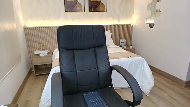 BellaMillers online show from April 7, 2026, 11:17 pm