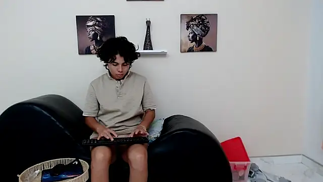 skinnysexy18 online show from April 7, 2026, 2:02 am