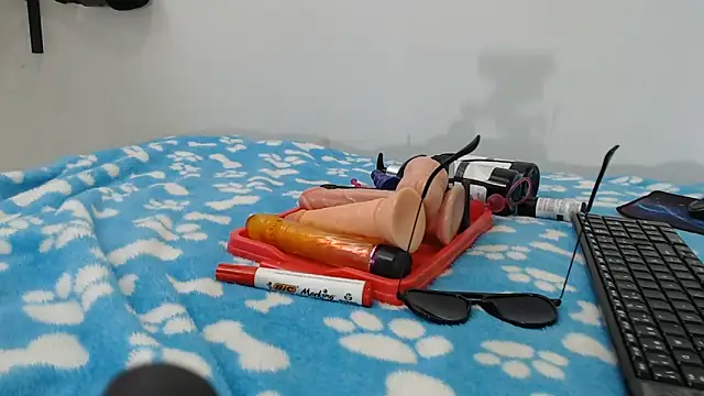 skinnysexy18 online show from June 15, 2026, 7:57 pm