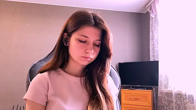 LunnaBliss online show from April 17, 2026, 12:30 pm