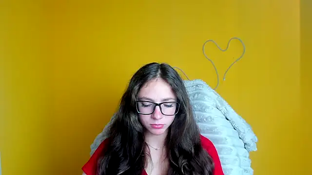 KissMeJulia online show from June 18, 2026, 11:26 am