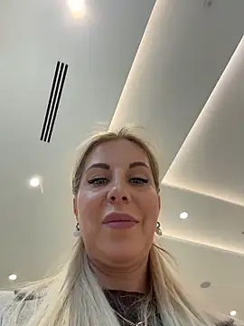 Snapshot of LisaMurr chatting on May 7, 2026, 12:19 pm LisaMurr online show from May 7, 2026, 12:19 pm