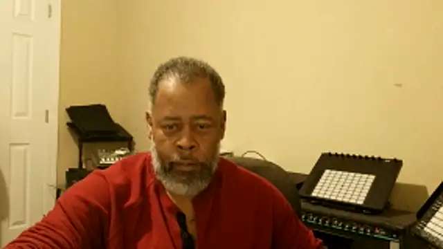 Snapshot of Cleozevo1961 chatting on April 22, 2026, 1:07 pm Cleozevo1961 online show from April 22, 2026, 1:07 pm