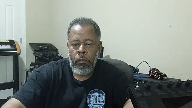 Snapshot of Cleozevo1961 chatting on May 1, 2026, 3:17 pm Cleozevo1961 online show from May 1, 2026, 3:17 pm