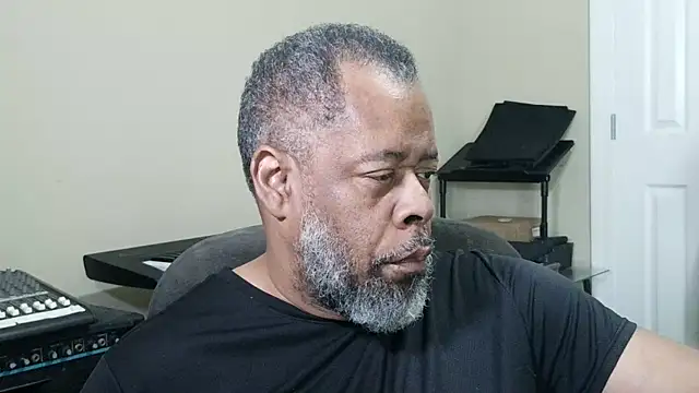 Snapshot of Cleozevo1961 chatting on April 20, 2026, 4:19 pm Cleozevo1961 online show from April 20, 2026, 4:19 pm