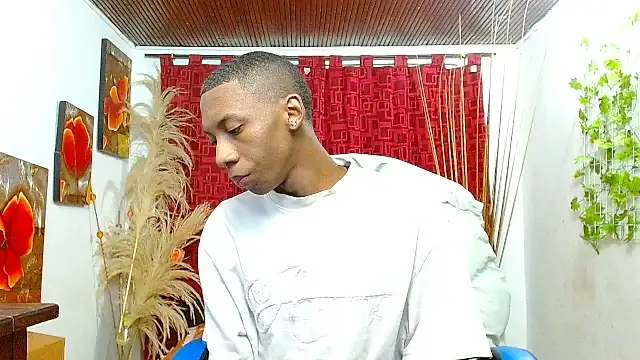 Snapshot of milo018 chatting on February 24, 2026, 7:59 pm milo018 online show from February 24, 2026, 7:59 pm