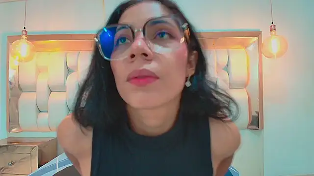 Snapshot of AzulMaveric chatting on June 4, 2026, 8:02 pm AzulMaveric online show from June 4, 2026, 8:02 pm