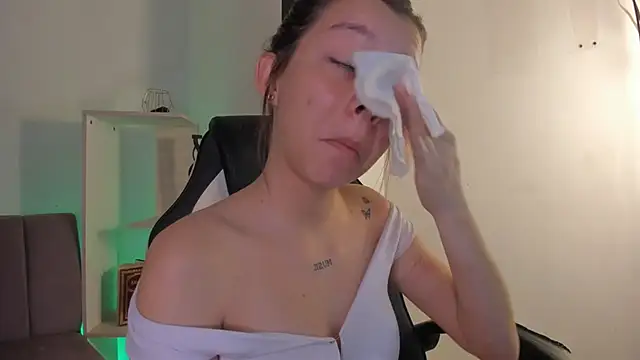 Snapshot of MelLove_ chatting on February 19, 2026, 7:44 pm MelLove online show from February 19, 2026, 7:44 pm