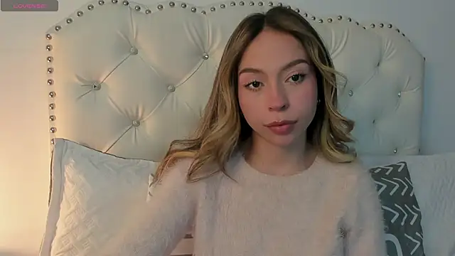 Snapshot of LuuluBerry chatting on March 21, 2026, 6:34 pm LuuluBerry online show from March 21, 2026, 6:34 pm