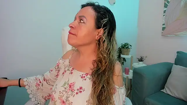 Snapshot of Ivonne_4 chatting on April 1, 2026, 12:39 pm Ivonne 4 online show from April 1, 2026, 12:39 pm