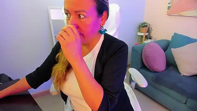 Snapshot of Ivonne_4 chatting on March 6, 2026, 12:33 pm Ivonne 4 online show from March 6, 2026, 12:33 pm