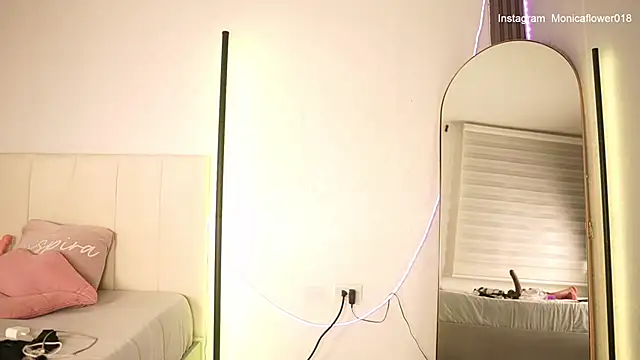 Snapshot of monicaflowerr chatting on May 28, 2026, 8:04 pm monicaflowerr online show from May 28, 2026, 8:04 pm