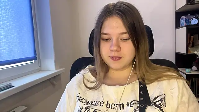 TomikoPfau online show from March 26, 2026, 3:27 am