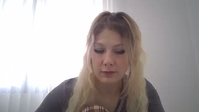 Snapshot of Foxy_Bright chatting on February 27, 2026, 12:27 pm Foxy Bright online show from February 27, 2026, 12:27 pm