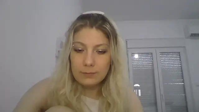 Foxy Bright online show from March 28, 2026, 1:23 pm