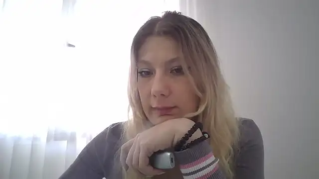 Snapshot of Foxy_Bright chatting on February 28, 2026, 12:38 pm Foxy Bright online show from February 28, 2026, 12:38 pm