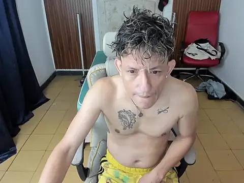 Snapshot of juan_and_luke chatting on April 4, 2026, 10:00 am juan and luke online show from April 4, 2026, 10:00 am