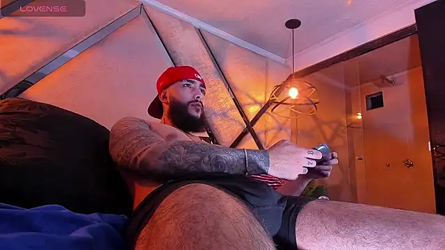 SantiagoHincapiie online show from March 3, 2026, 3:46 am