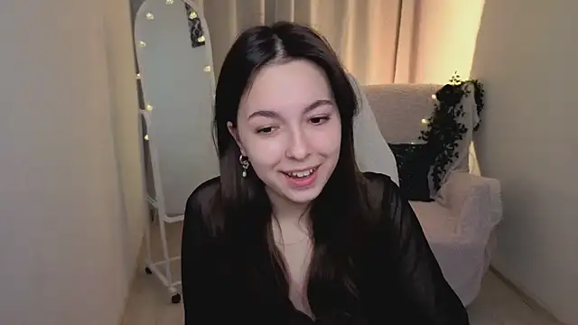 Snapshot of BellaThery chatting on May 27, 2026, 5:04 am BellaThery online show from May 27, 2026, 5:04 am