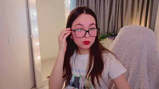 Snapshot of BellaThery chatting on March 21, 2026, 8:19 am BellaThery online show from March 21, 2026, 8:19 am