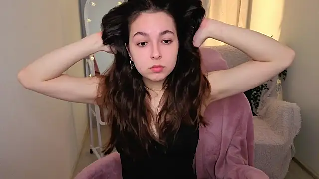 Snapshot of BellaThery chatting on May 22, 2026, 5:27 am BellaThery online show from May 22, 2026, 5:27 am