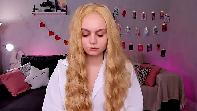 Snapshot of VivienAllen chatting on March 2, 2026, 9:38 am VivienAllen online show from March 2, 2026, 9:38 am