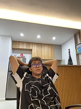 Snapshot of Apolo_137 chatting on April 16, 2026, 2:23 am Apolo 137 online show from April 16, 2026, 2:23 am