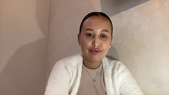 Dana 005 online show from May 1, 2026, 11:32 pm