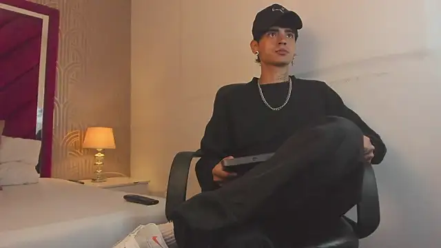 Snapshot of Dominic_Foxx chatting on February 24, 2026, 1:23 pm Dominic Foxx online show from February 24, 2026, 1:23 pm