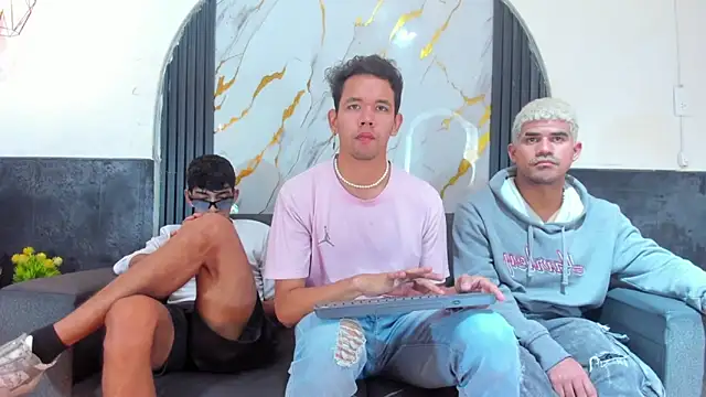 Snapshot of Latins_on_fire chatting on February 25, 2026, 8:08 pm Latins on fire online show from February 25, 2026, 8:08 pm