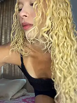 Snapshot of loirinha_atrevida chatting on April 22, 2026, 4:25 pm loirinha atrevida online show from April 22, 2026, 4:25 pm