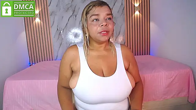 Snapshot of CasieBigtits chatting on May 14, 2026, 1:08 pm CasieBigtits online show from May 14, 2026, 1:08 pm