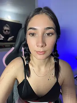 Snapshot of isa_hil chatting on June 3, 2026, 1:28 am isa hil online show from June 3, 2026, 1:28 am