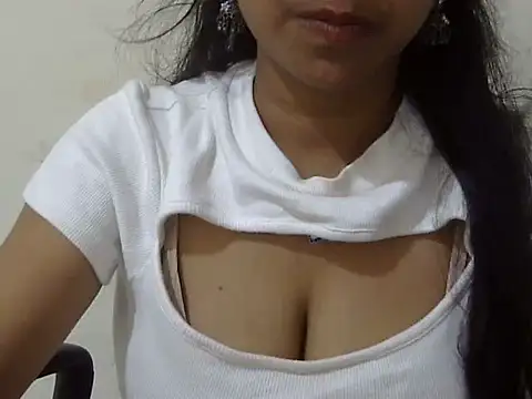 Snapshot of cute_momo_love chatting on June 5, 2026, 6:52 am cute momo love online show from June 5, 2026, 6:52 am