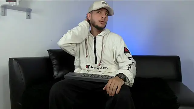 Snapshot of luxesmith chatting on March 3, 2026, 12:06 am luxesmith online show from March 3, 2026, 12:06 am