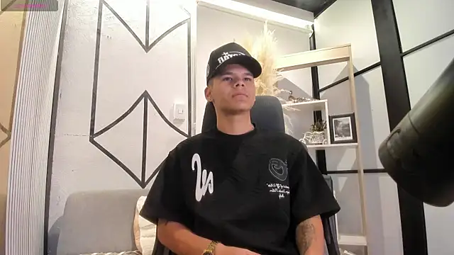 DylanRoyce  online show from May 12, 2026, 12:44 pm