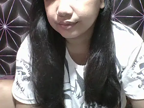 Snapshot of Flowerbebe chatting on April 6, 2026, 6:14 am Flowerbebe online show from April 6, 2026, 6:14 am