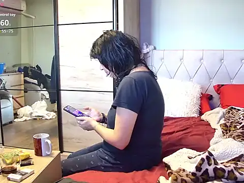 Snapshot of tess1980 chatting on February 25, 2026, 6:02 am tess1980 online show from February 25, 2026, 6:02 am